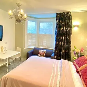 https://modern-and-cosy-studio-flat.brighton-hotels-england.com