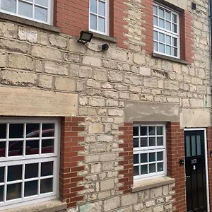 1 Bed House, Free Parking, 15 Minutes From Cheltenham Races Holiday home Gloucester